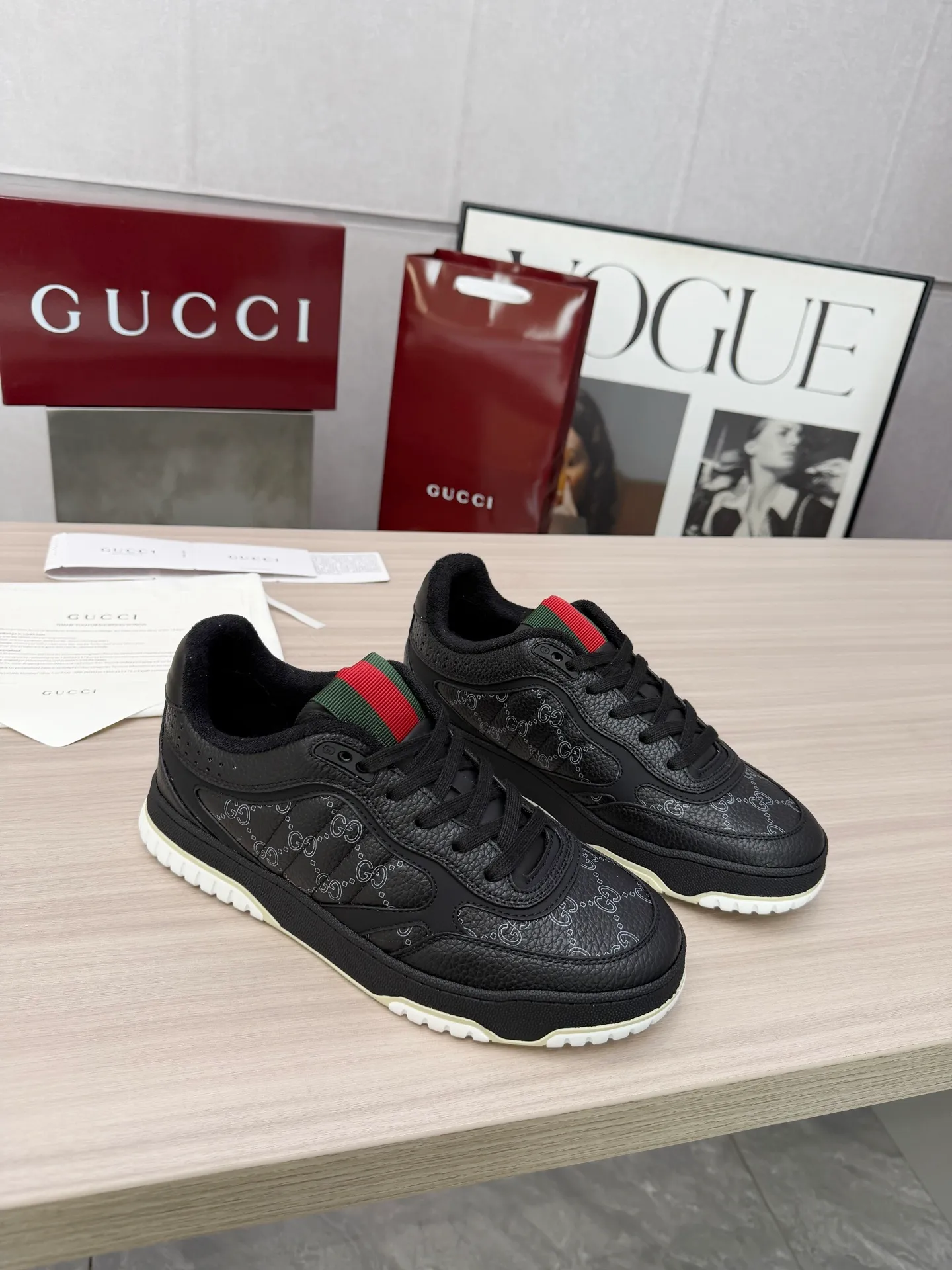 [G Home] P: 600💰 Couple size: Female 35-40. Male 39-44 (45 custom-made) 🆕2025.GUCC Gucci original order quality The latest popular high and low top aged couple sneakers series shipped original purchase development and production, this high and low top sneakers adopt a basketball-style silhouette design, cleverly integrated with hollow panels and distressed effects, showing unique ingenuity. The ingenuity incorporates brand logo details such as interlocking Double G styling accessories and Gucci lettering, a low-key tribute to the brand's design heritage. Exquisite packaging at the delivery counter 🛍📦 ▪️ Fabric: Original customized imported first-layer cowhide ▪️ Inner lining: Imported first-layer cowhide ▪️ Sole: Original molded two-color TPU sole ▪️ Sole thickness: 3cm